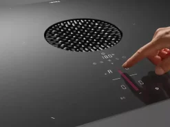 Flächeninduktions-Kochfeld mit integriertem Kochfeldabzug - Umluft, glänzende Glaskeramik PUXU2