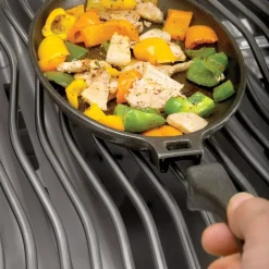 Gusseisenpfanne mit Kunststoffuntersetzer Pfanne