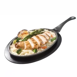 Gusseisenpfanne mit Kunststoffuntersetzer Pfanne