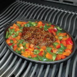 Gusseisenpfanne mit Kunststoffuntersetzer Pfanne