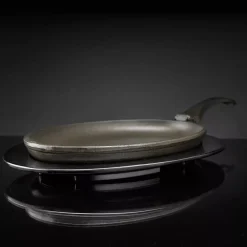 Gusseisenpfanne mit Kunststoffuntersetzer Pfanne